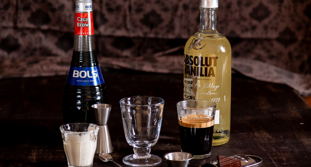 Till kaffedrinken behöver du lättvispad grädde, brun crème de cacao, dubbel espresso, farinsocker samt vaniljvodka. Vidare choklad att garnera med. 