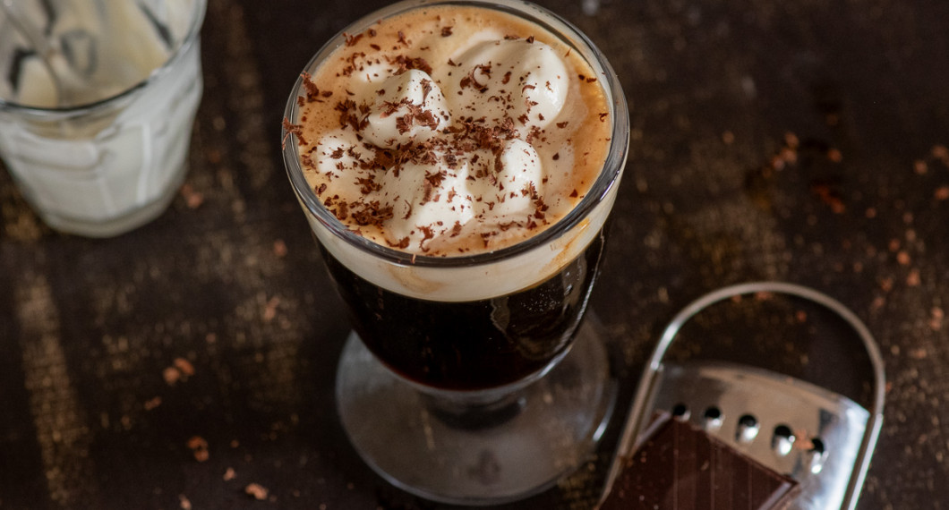 Mät upp farinsocker, vodka och kakaolikör. Rör om. Tillsätt kaffet och toppa med lättvispad grädde och riven choklad. 