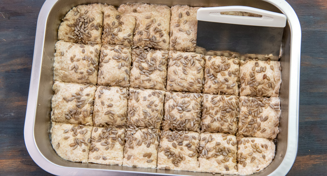 Ta ut och skär i rutor med en degskrapa - förslagsvis 6 x 4 rader till 24 minifrallor. Låt jäsa 45 minuter i rumstemperatur. 