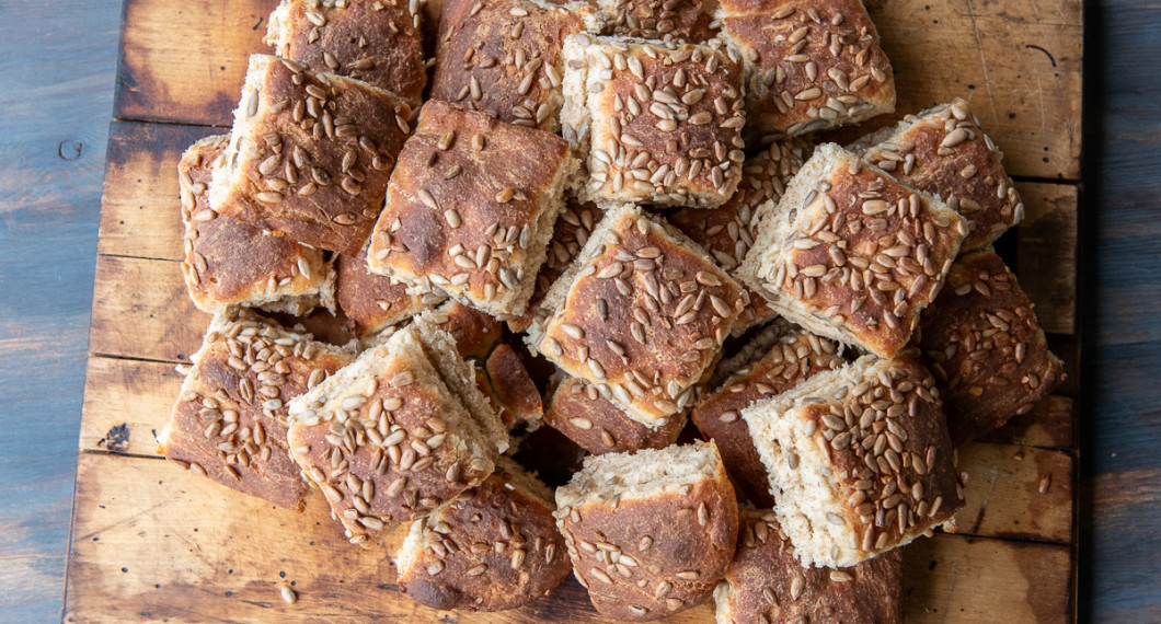 Låt frallorna svalna i formen. Ta upp och bryt loss frallorna försiktigt och servera nybakade eller frys in. 