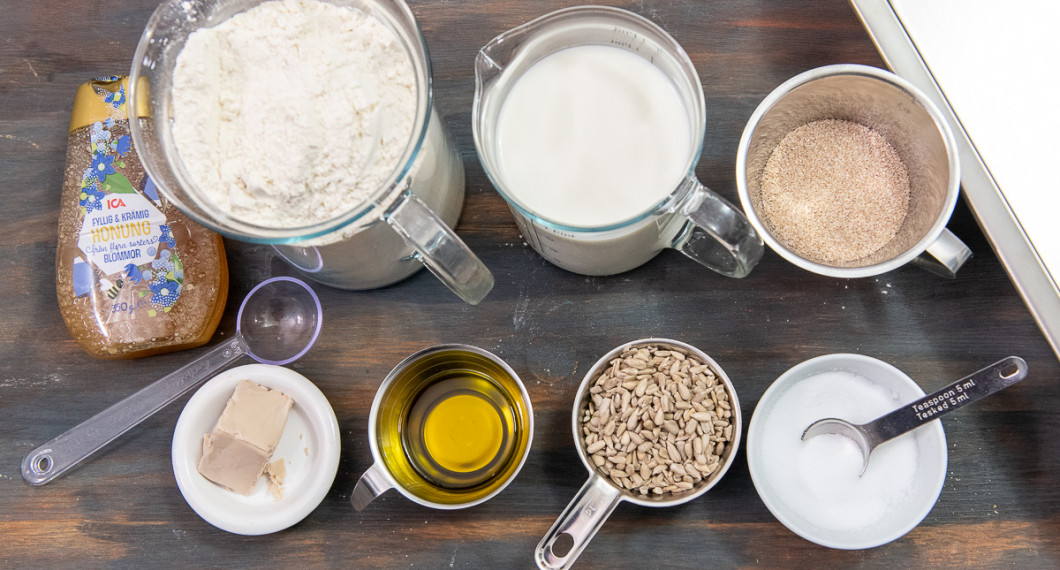 Till frallorna behöver du jäst, honung, vetemjöl, rapsolja, mjölk, solrosfrön, vetekli samt salt.  