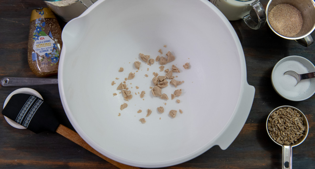 Smula sönder jästen i en degbunke. Tillsätt mjölk och rör tills jästen löst sig. 