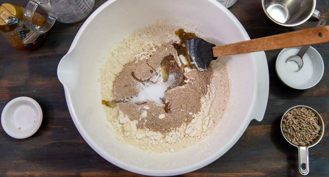 Tillsätt vetemjöl, vetekli, olja, honung och salt. 