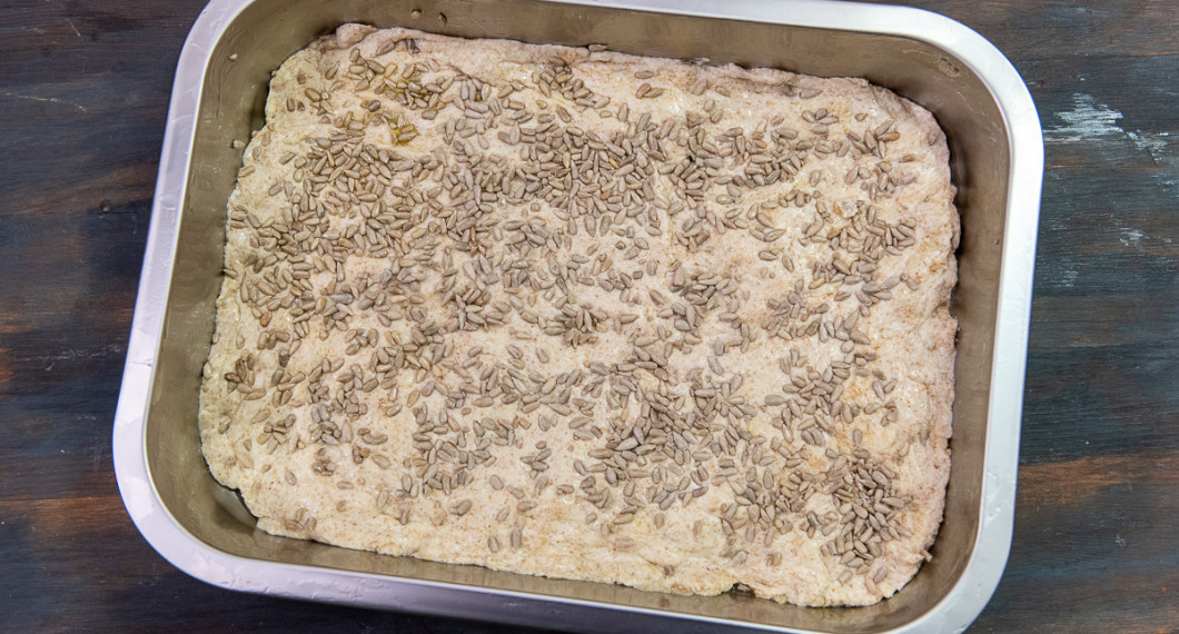 Tryck ut degen i en liten långpanna 30x40 cm smord med olja. Strö över solrosfrön. 