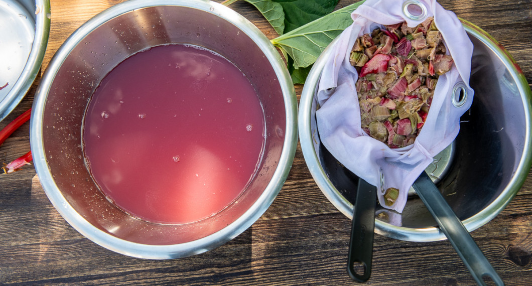 Kallpressad rabarberjuice samt resterna av rabarbern. 