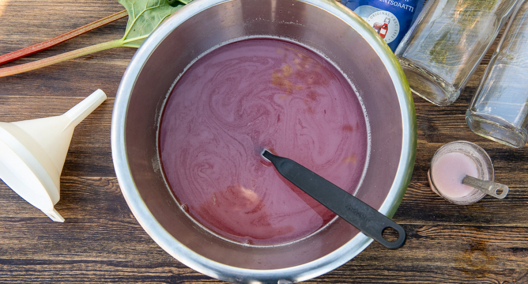 Rör i 1/3 mängd strösocker dvs till 15 dl juice tar du 5 dl socker. Vidare kan du ha natriumbensoat om du vill ha en hållbar saft. 
