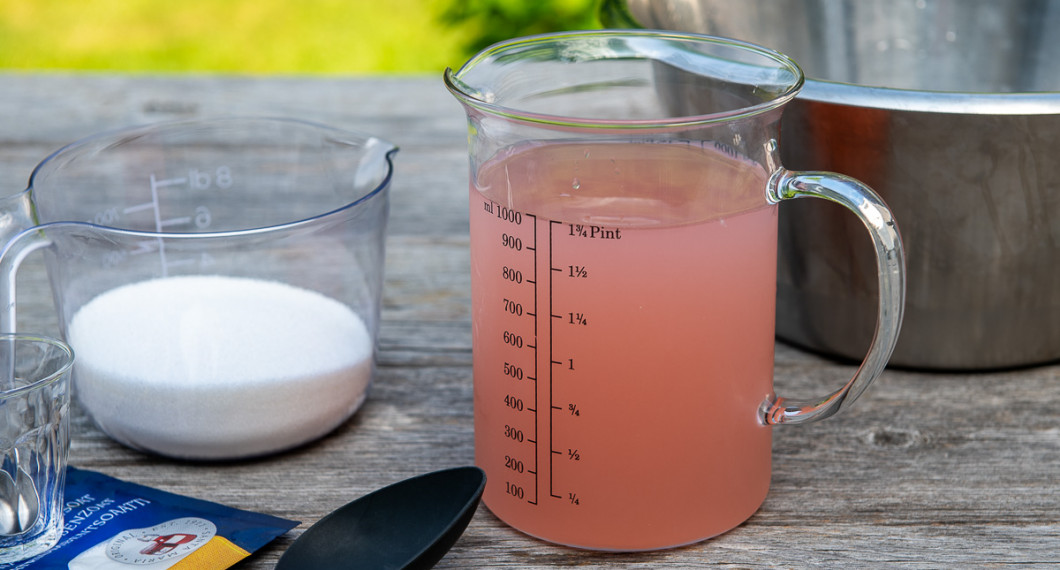 Mät upp hur mycket saft du har. Tillsätt sedan 5 dl socker per 10 dl saft. 