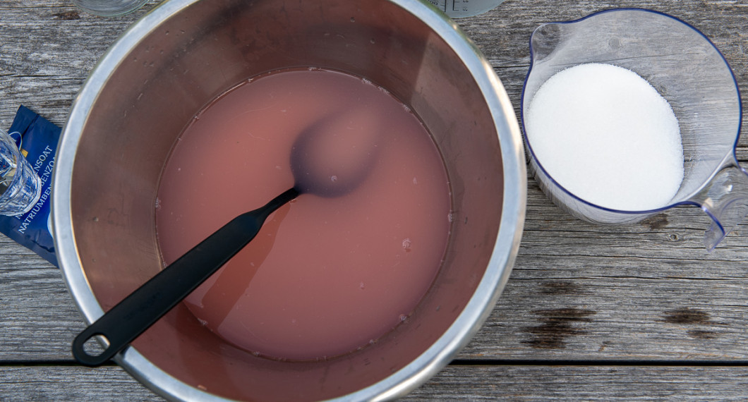 Tillsätt sedan 5 dl socker per 10 dl saft. 