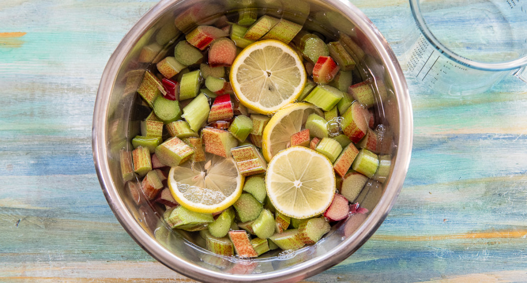 Lägg rabarbern i en bunke tillsammans med skivad citron. Fyll på med vatten. 