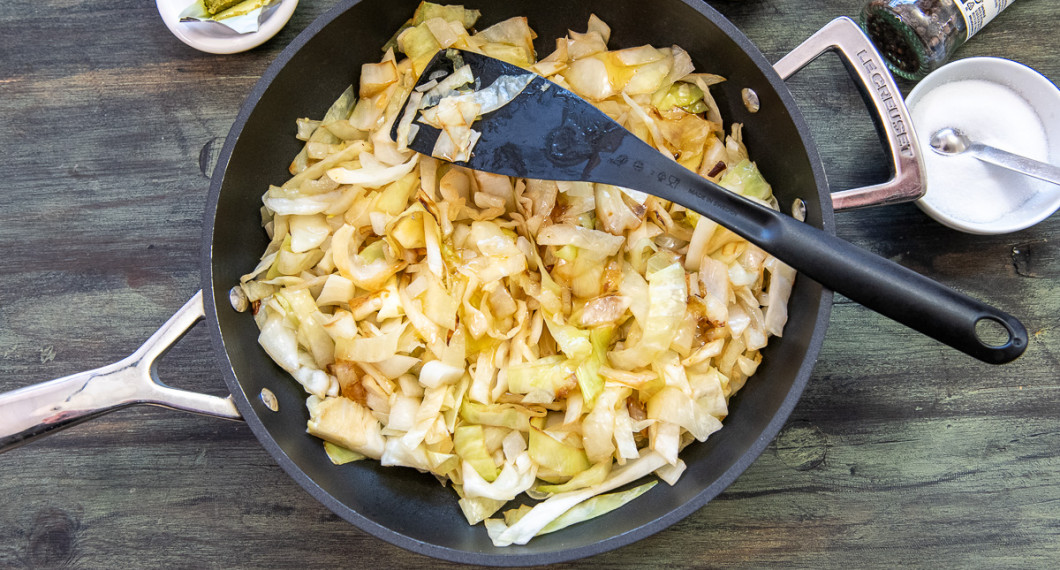 Tillsätt sirap och stek 5 minuter till. Rör om då och då. 