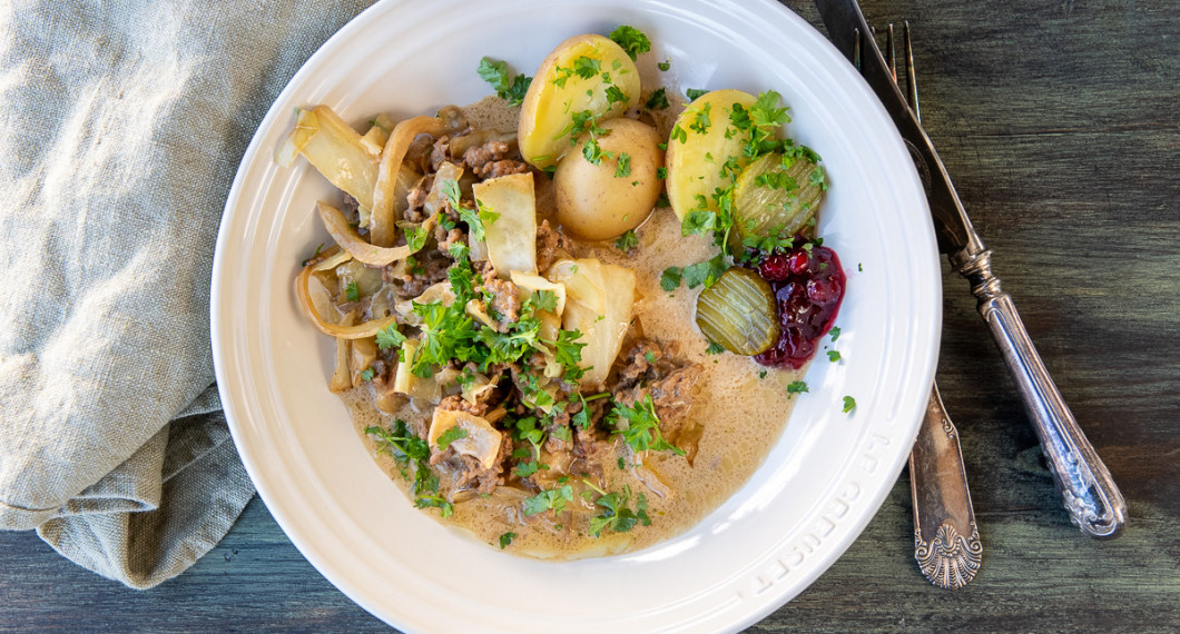 Vitkål, lök, soja, sirap, svartpeppar, buljongtärning samt grädde ger en mycket god sås som får lite syrlig twist av crème fraichen. 