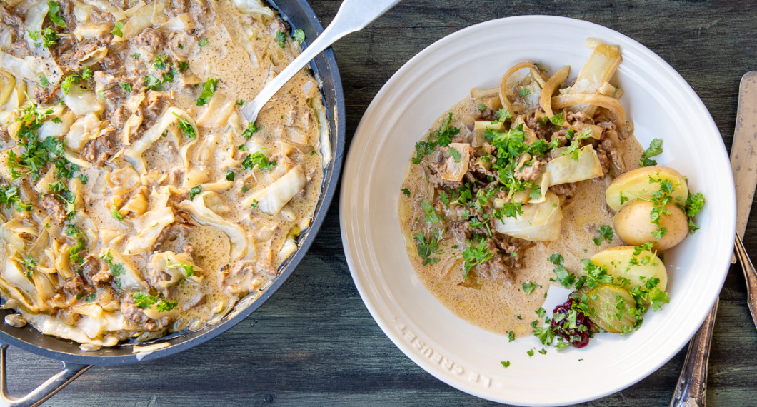 Jag serverade kålmajan med kokt potatis, lingonsylt och smörgåsgurka. 