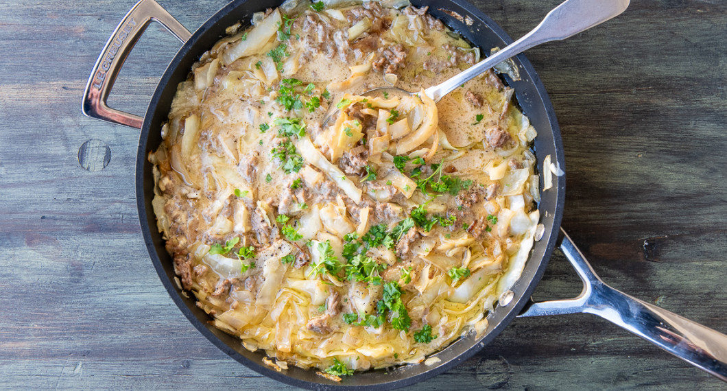 Garnera med hackad persilja. 