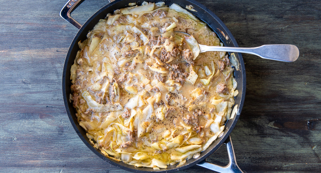 Smaka av kålmajan med salt och peppar. 