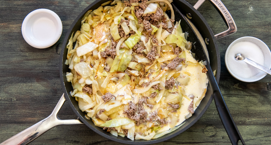 Tillsätt vatten, grädde, buljongtärning, salt, ljus soja samt kinesisk soja. Koka ihop under omrörning. 