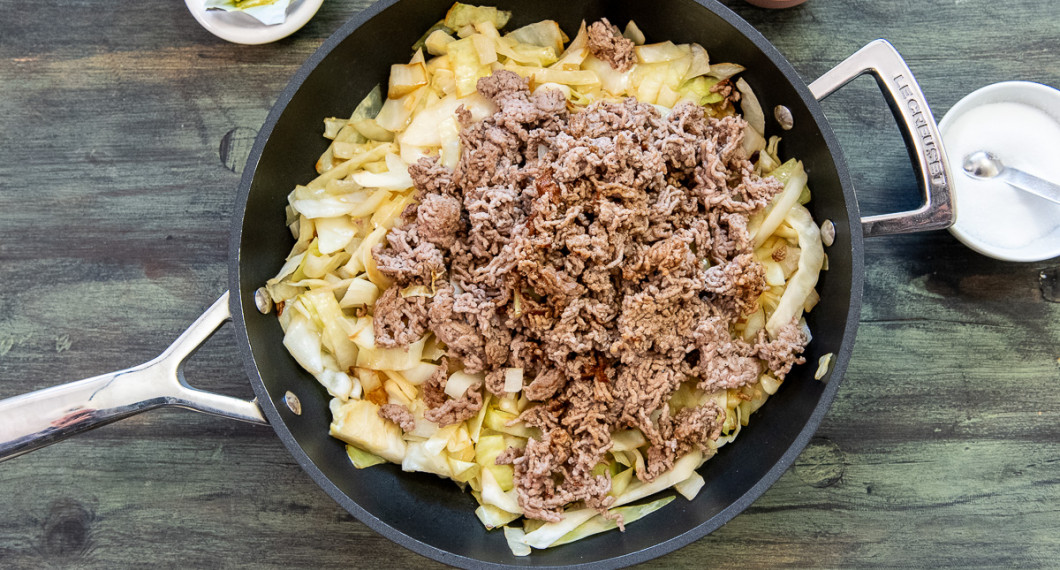 Bryn färsen i en annan stekpanna i 1 msk smör och lägg sedan över den med kålen. Tillsätt vetemjöl och rör om. 