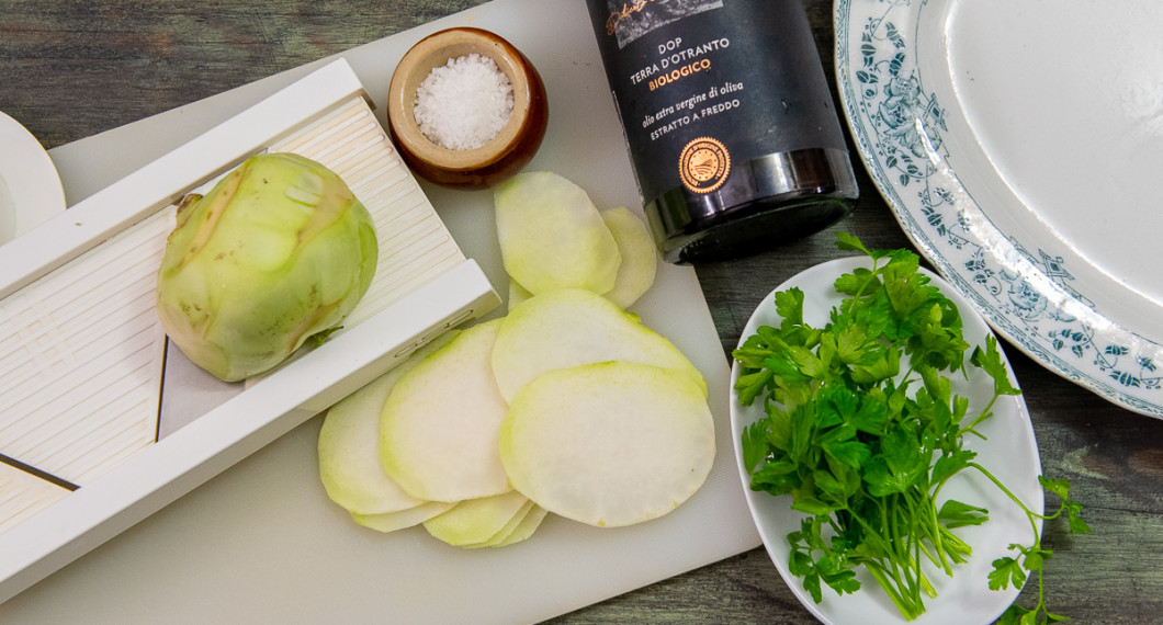 Till salladen behöver du kålrabbi, flingsalt, olivolja, persilja och citron (utanför bild).