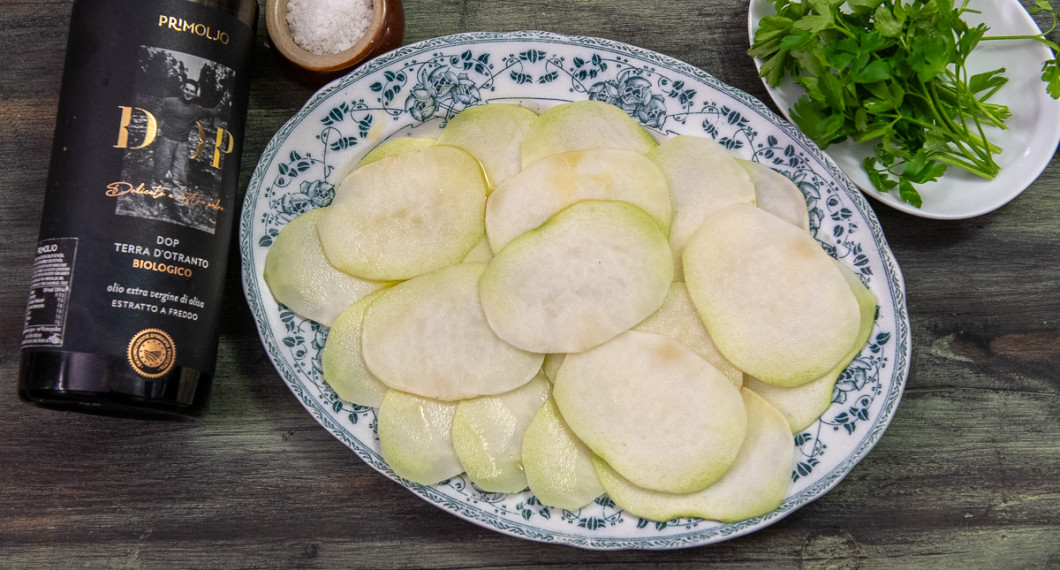 Skölj och skala kålrabbin med en potatisskalare. Skiva den tunt i en mandolin, med kniv eller med osthyvel.