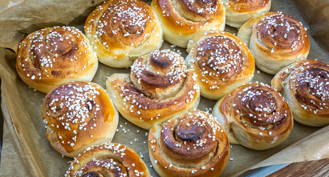 Kanelbullarna gräddas tills de har fin färg. Ta ut och låt svalna något innan servering. 