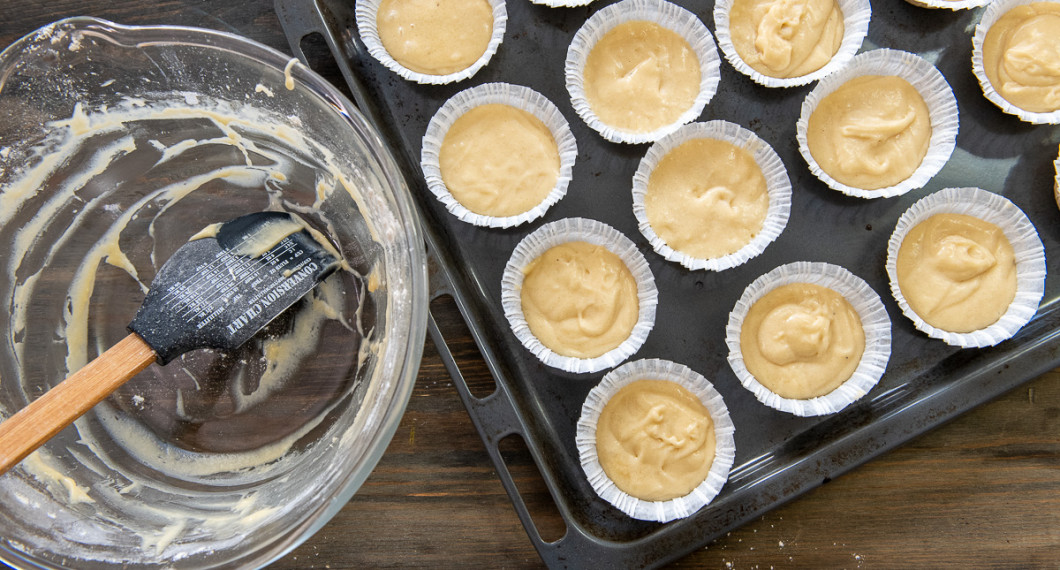 Fördela smeten i muffinsformar på en plåt. 