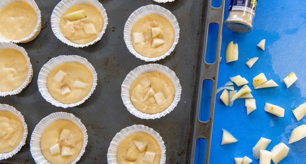Tryck ner bitar av päron och strö lite kardemumma på toppen. 