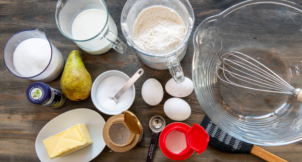 Till muffinsen behöver du smör, kardemumma, socker, päron, mjölk, salt, vaniljsocker, vetemjöl, ägg och bakpulver. 