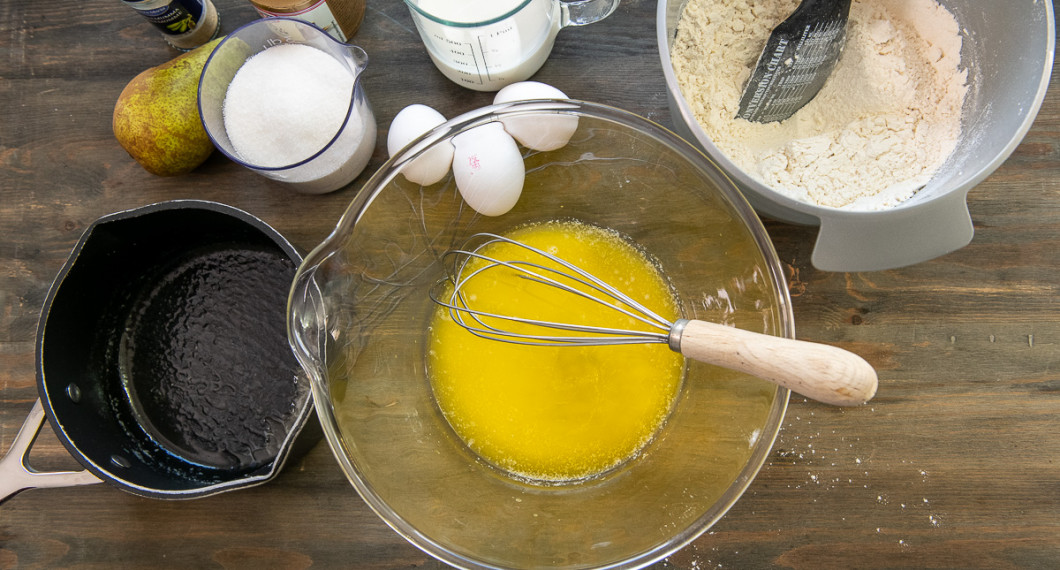 Häll smält smör i en stor bunke. 