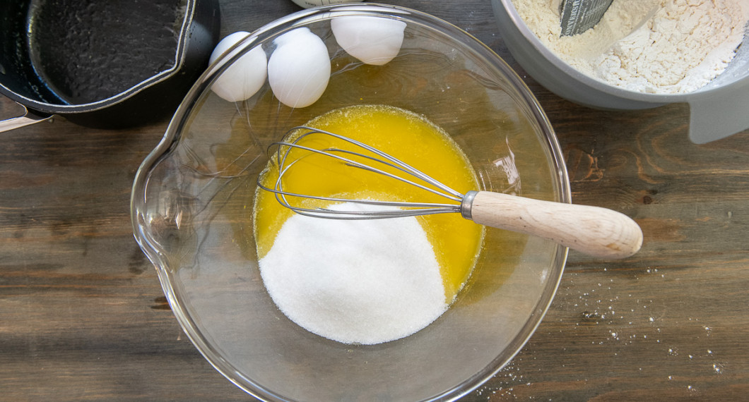 Tillsätt socker och vaniljsocker. 