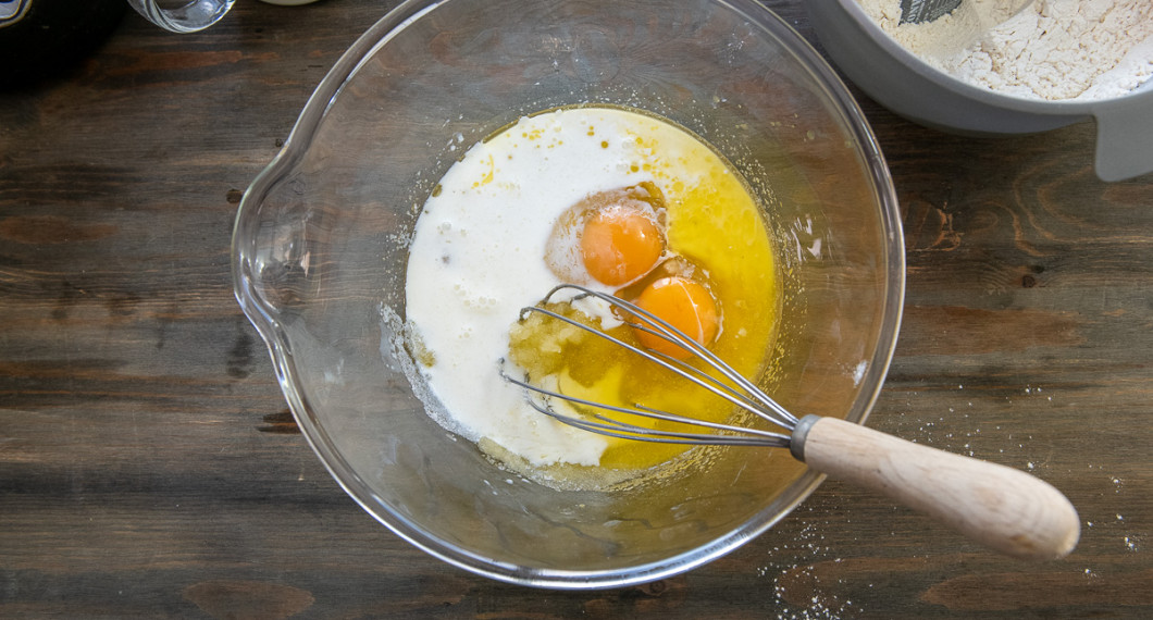 Tillsätt mjölk och ägg. 