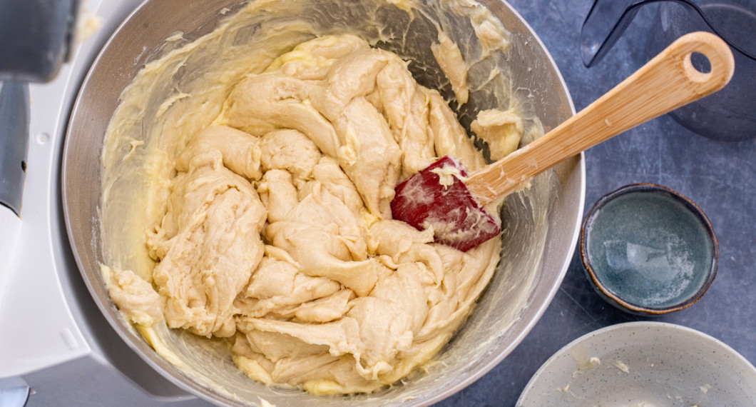 Arbeta in smöret med en slickepott. Knåda sedan ihop i degblandare eller för hand. 