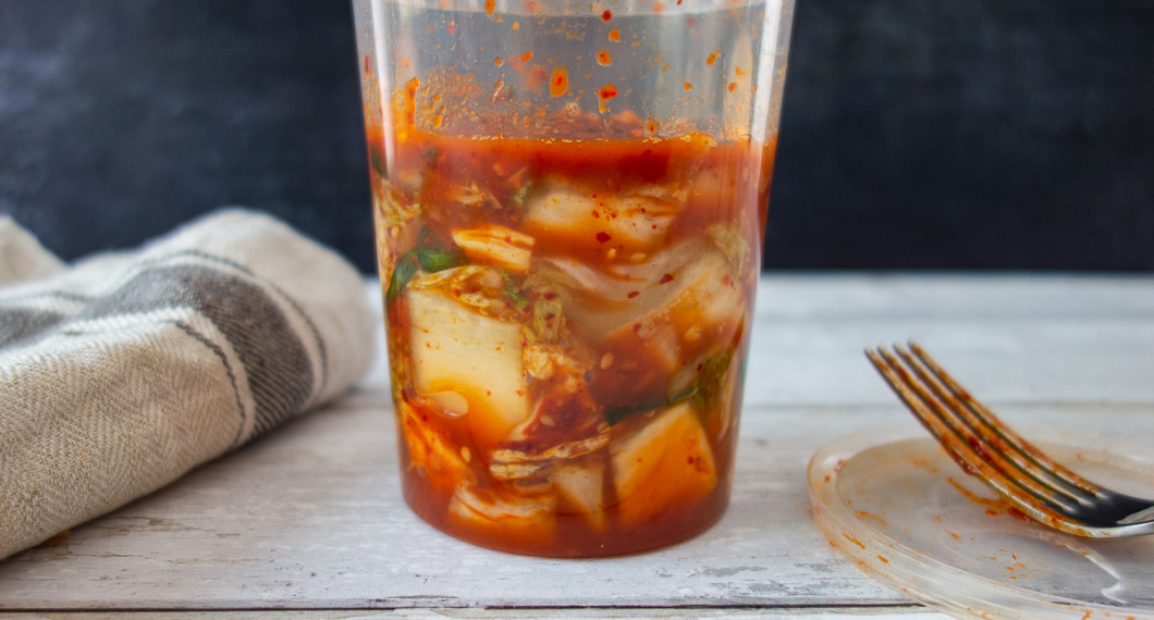 Färdig kimchi redo att ätas. Förvaras i kylen med lock. Lägg gärna över i en finare glasburk med lock om du vill. 