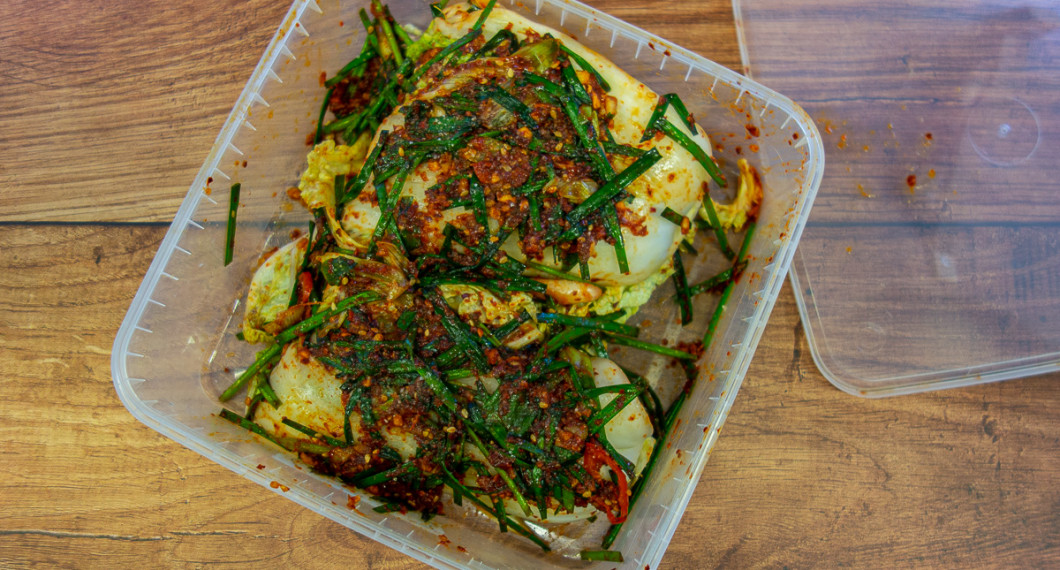 Hela buntar kimchi kan du lägga tätt i plastburkar med lock. Kolla så de är livsmedelsgodkända. Eller ta keramik eller glas. 