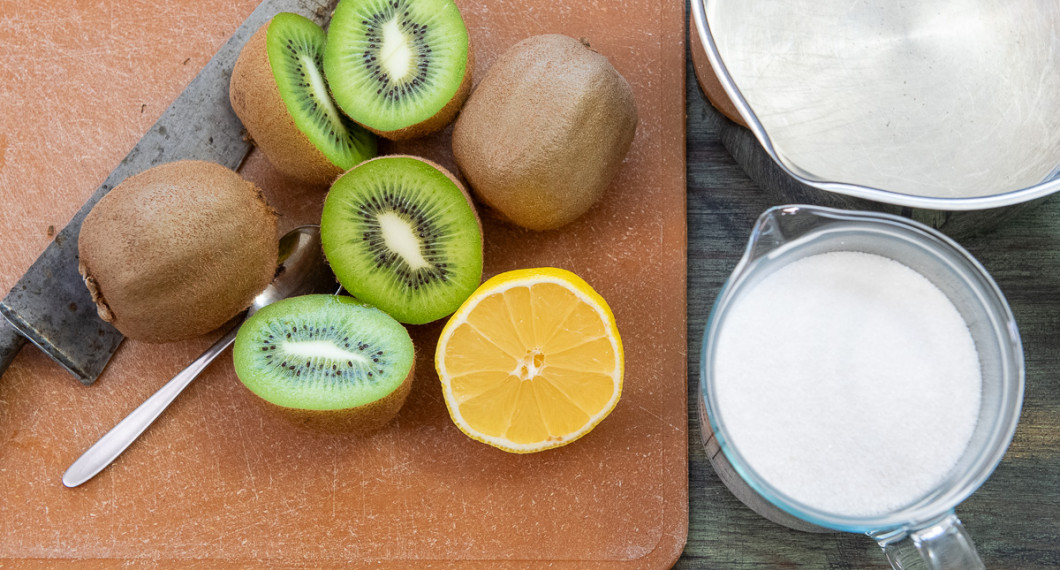 Till marmeladen behöver du mogen kiwi, citron och syltsocker. 