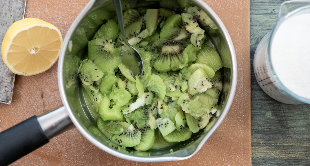 Skala kiwin och skär i bitar samt lägg i en tjockbottnad kastrull. Mosa ihop något med en gaffel. 