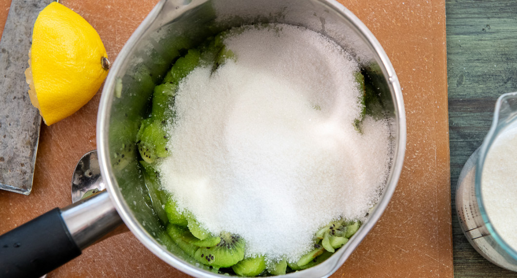 Tillsätt syltsocker och pressad citron.