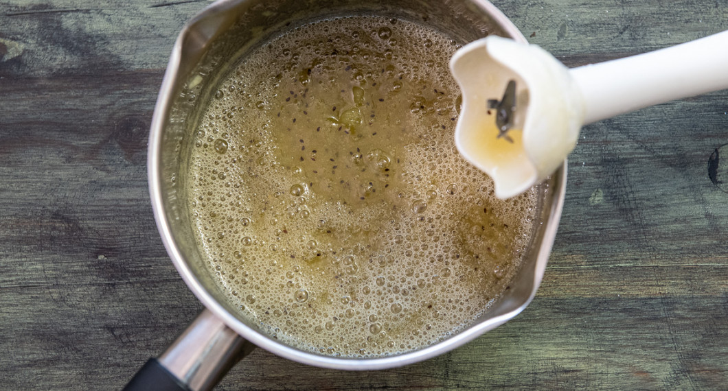 Koka i 10 minuter och rör då och då. Skumma och mixa grovt. 