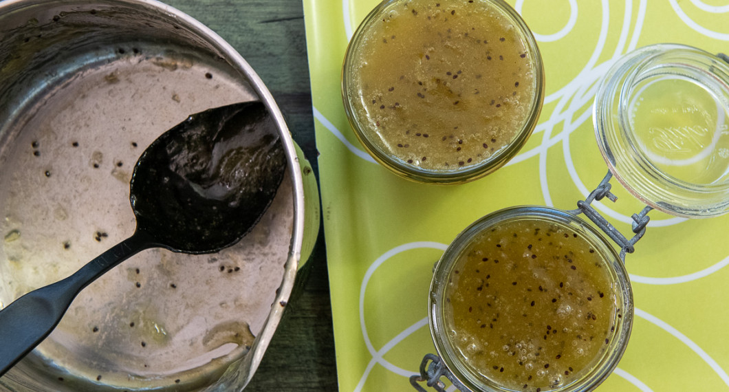 Fördela i rena burkar och sätt på lock direkt att svalna. 