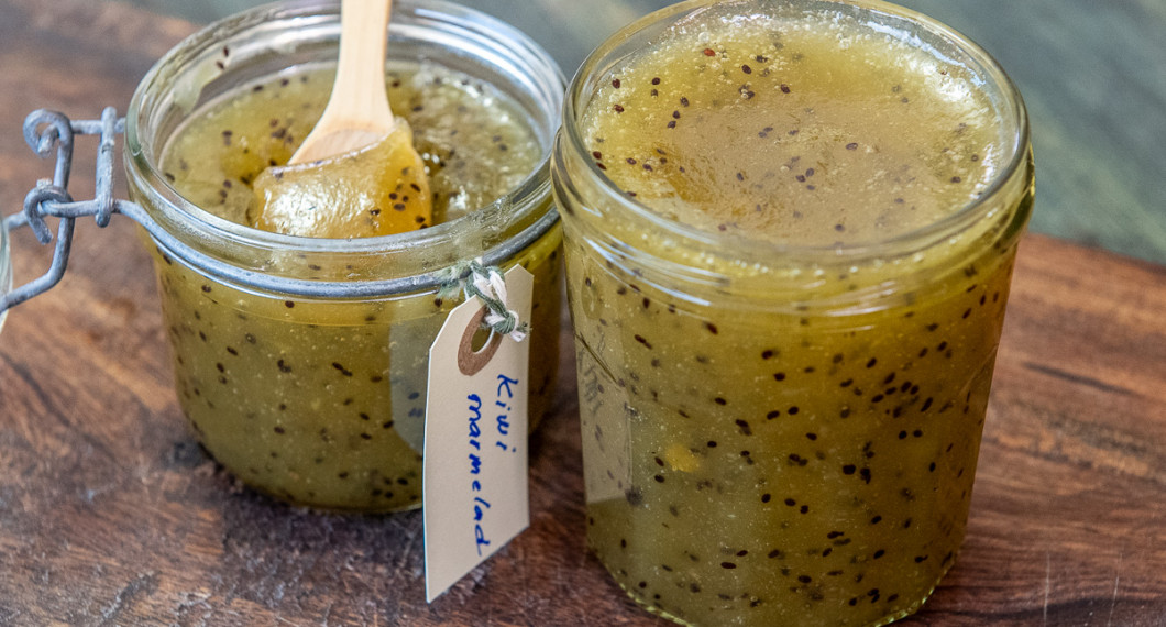 Låt kallna och stelna i kylen över natten. 