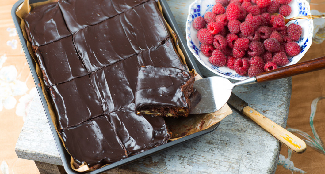 Baka kladdkakan i en långpanna och ös på med fudge - kolatopping. 