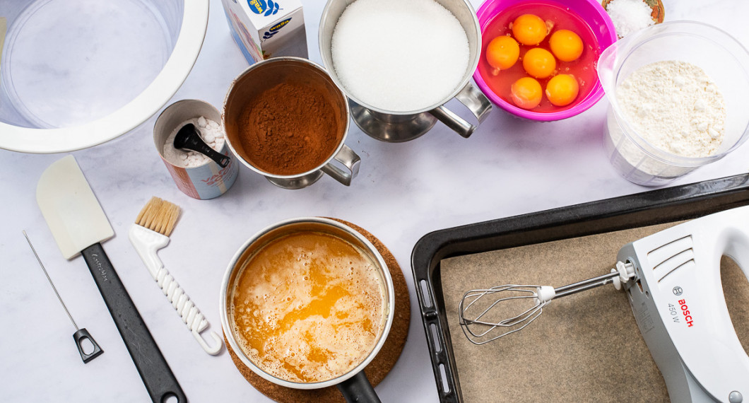 Till kladdkakan behöver du smör, vaniljpulver, kakao, ströbröd, socker, ägg, vetemjöl och flingsalt. 