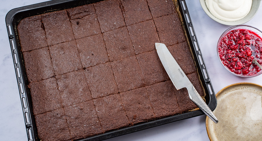 Låt svalna helt och skär sedan upp i rutor - förslagsvis 24 stycken. 