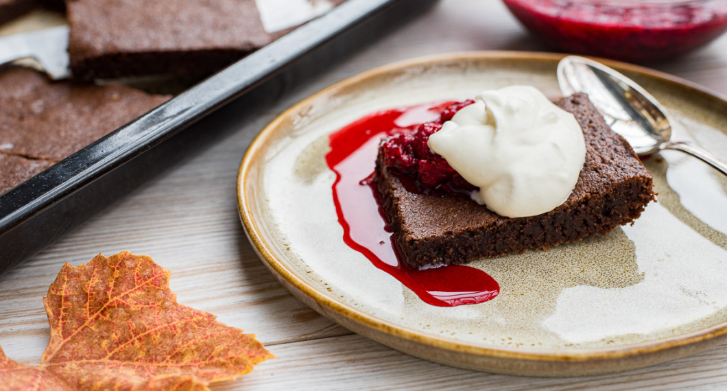 Servera som den är eller med vispad grädde och rårörda hallon. En kula vaniljglass är ytterligare förslag. 