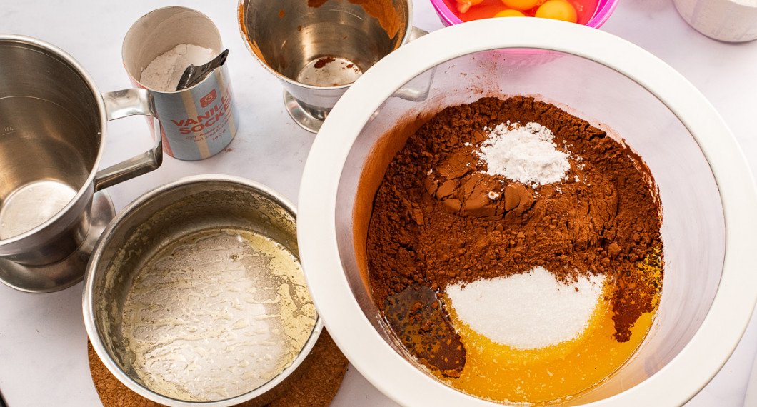 Tillsätt smör, kakao, socker och vaniljsocker till en stor bunke. 