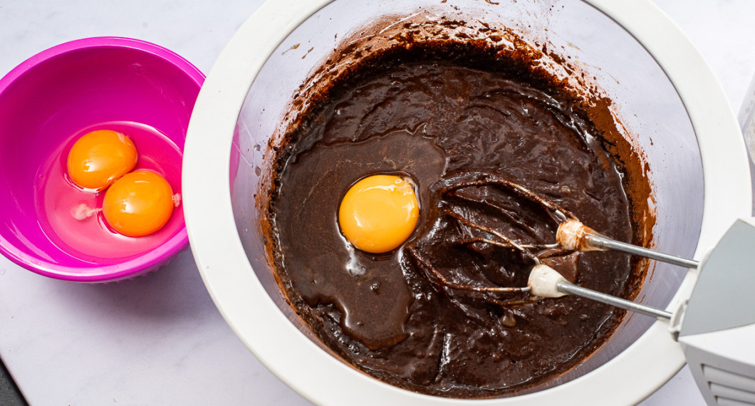 Vispa ihop till en smet och tillsätt sedan ett ägg i taget. Vispa på låg hastighet. 