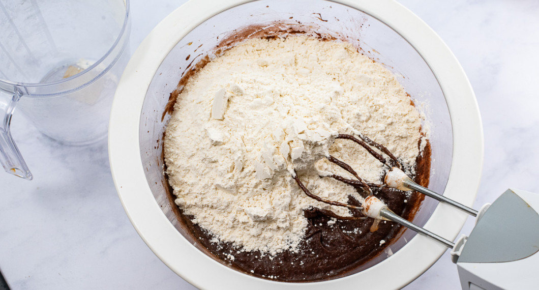 Tillsätt mjölet och rör ihop till en smet. 