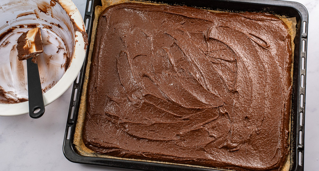 Bred ut smeten i långpanna i ett jämnt lager. 