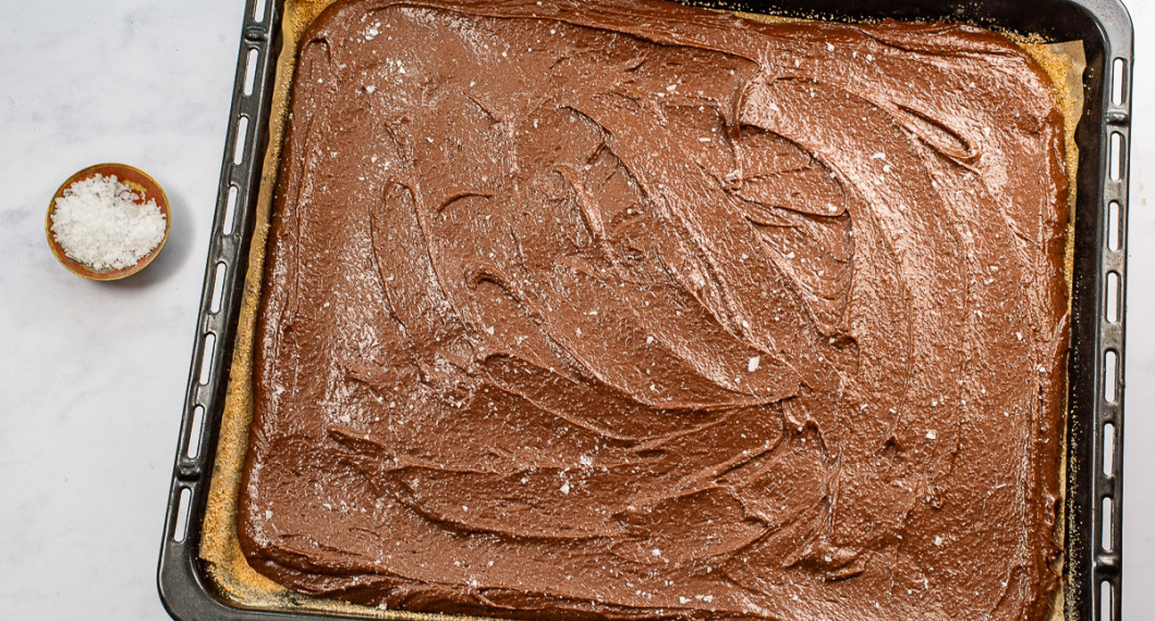 Strö över några nypor flingsalt. 