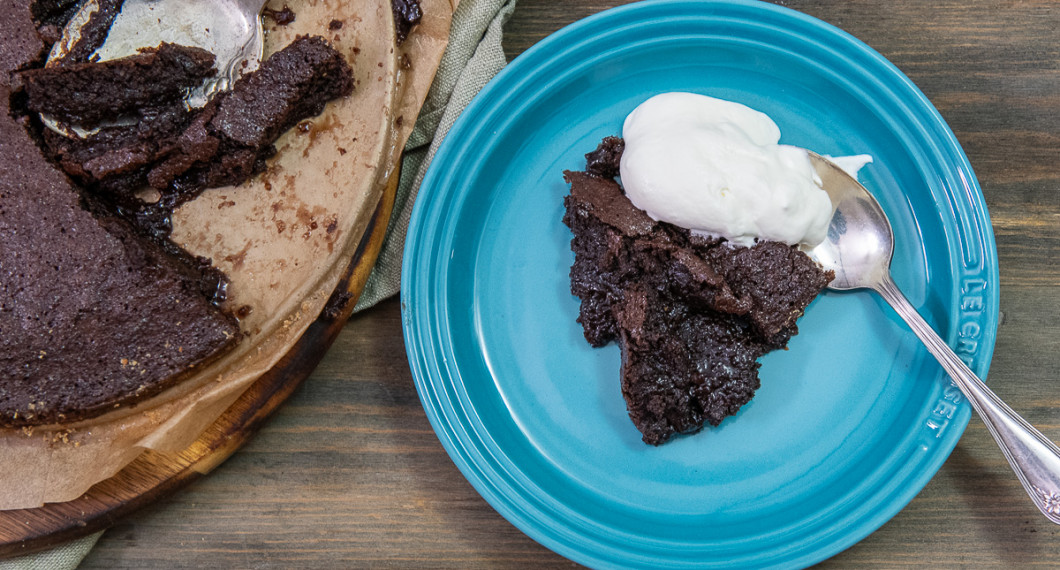 Kladdkakan blir härligt kladdig och får god smak av smör och hasselnötter. 