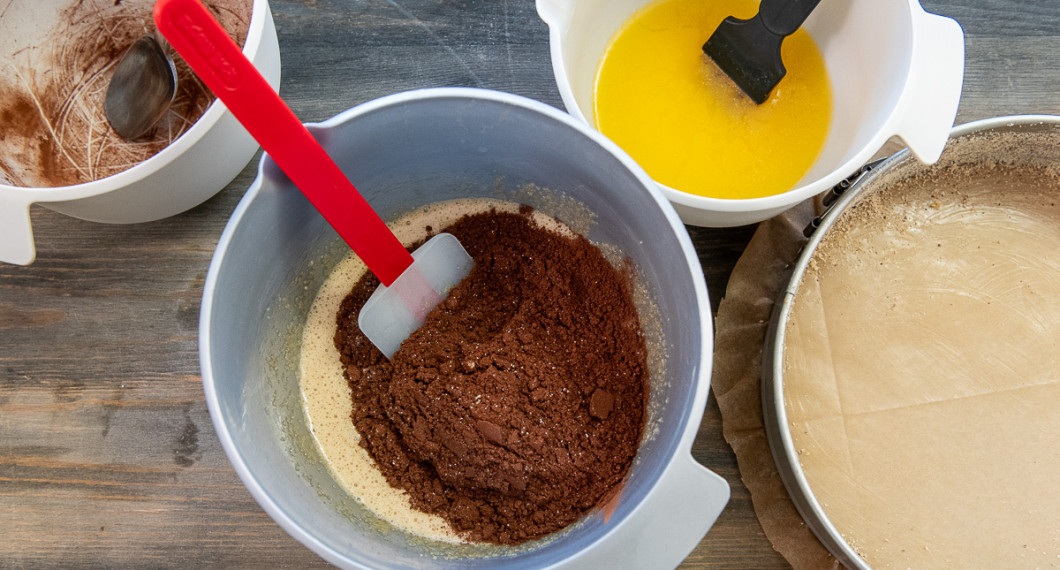 Tillsätt de torra ingredienserna till äggvispet. 