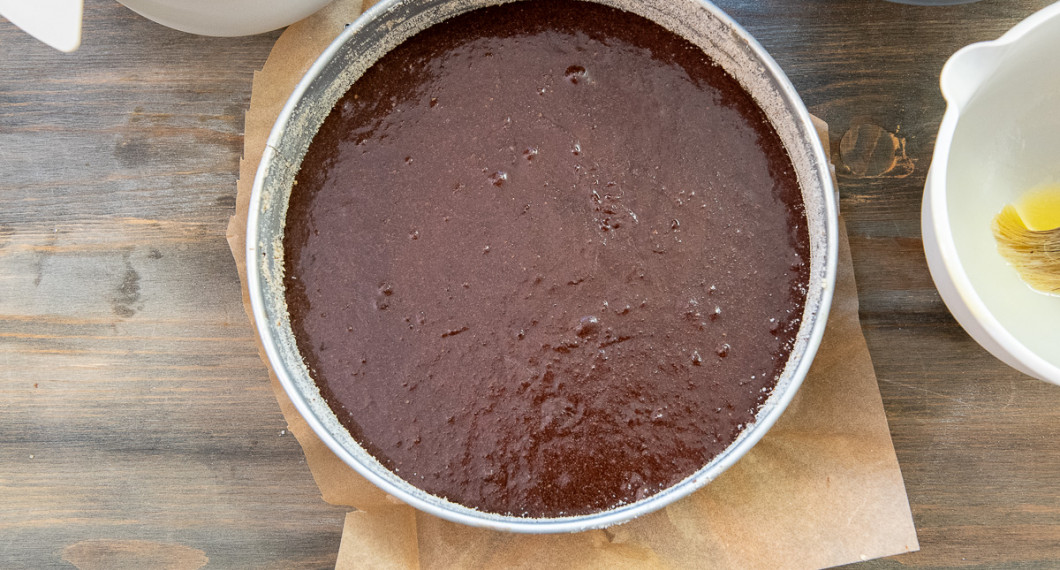 Häll smeten i formen. 